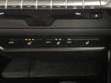 【シートヒーター/ステアリングヒーター】スイッチを入れると数十秒で座席が温かくなります。エアコンとは違い、身体と密着しているシートやハンドルのグリップ部が温まるので、冬場には嬉しい装備です!