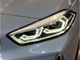 【LEDヘッドライト】先進のLEDテクノロジーを採用。放射される白色光の周波特性は太陽光に近く、バイキセノン・ヘッドライトを上回るコントラストで更に明るく輝きます!