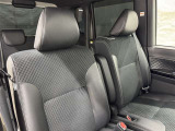 高いホールド性で運転姿勢が安定します。長距離ドライブでも疲れにくいのが魅力です。