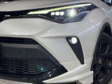 【LEDヘッドライト】悪天候や夜間走行時も良好な視界を確保し安心して運転できる高輝度LEDヘッドライトを装備!点灯速度が早く、消費電力も抑えられています。