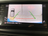 ギアをリバースに入れると車両後方の映像を映し出します。画面にはガイドラインが表示され、車庫入れや縦列駐車などの際に安全確認をサポートします。
