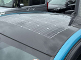ソーラー充電システム装着車!駐車中に補機バッテリーを補助充電し、バッテリー負担の軽減に役立つ人気装備です♪