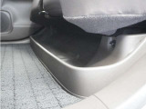 ◆リアシートアンダートレー◆濡れた傘や置靴などをすっきりとしまえる大型のトレー。取り外して、手軽にお手入れもできます。