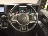 ハンドルにHondaセンシング系のクルーズコントロールやレーンキープアシストなどのスイッチと、オーディオの操作スイッチが装備されています。ハンドルから手を離さず安全に操作できます。