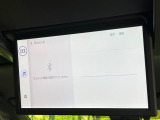 【14型有機ELフリップダウン】三列目からでも迫力のエンタメが観れる大画面フリップダウン。有機ELのモニターでは、一般的なフリップダウンよりも高コントラストでキレイな映像を楽しめます。