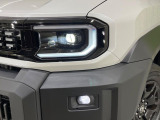 【LEDヘッドライト】悪天候や夜間走行時も良好な視界を確保し安心して運転できる高輝度LEDヘッドライトを装備!点灯速度が早く、消費電力も抑えられています。
