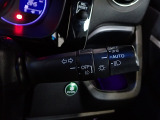 便利なオートライトコントロール機能付。暗くなるとヘッドライトを自動でつけてくれます。トンネルの多い郊外の道や、高速道路のトンネルを走行する時などは大変便利です。