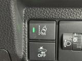 【HondaSENSING:路外逸脱抑制機能】約60km/h以上で走行中、システムが車線を検知。ディスプレー表示とステアリング振動で注意を促すと共に、車線内へ戻るようステアリング操作を支援します。