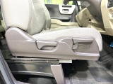 【ロールシェード】日差しや車外からの光が眩しいときにサッと引き出して使える、ロール格納タイプのサンシェードを装備。後席に乗ったお子様がウトウトしだした時など、ぜひご活用ください♪
