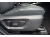 運転席にはパワーシートが付いております。パワーシートは指先1つで操作出来るためチカラの弱い女性の方でもシートに座ったまま操作出来ます♪
