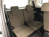 サードシートです。荷物が思ったより多くなった時や、大人数のドライブなど様々なシーンで対応が来ます。片方を畳んで荷物を載せたり、シートアレンジも自由自在。