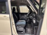 【フロントシート】ベンチシートで車内広々・移動ラクラク☆