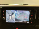 【パノラミックビューモニター】映像で、見づらい車両周辺の確認をアシスト。クルマを真上から見ているような映像を表示。 運転席から確認しにくい車両周囲の状況を把握。