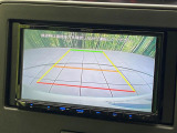 【バックカメラ】駐車時に後方がリアルタイム映像で確認できます。大型商業施設や立体駐車場での駐車時や、夜間のバック時に大活躍!運転スキルに関わらず、今や必須となった装備のひとつです!