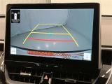 車庫入れなど後進運転時に死角をモニターで確認ができて安全です♪ ステアリング操作の参考になるガイド線も表示しますので車庫入れがニガテな方も安心ですネ!