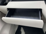 ダッシュボード助手席側上部にインストアッパーボックスがあり、収納に便利です。