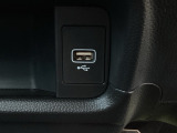 運転席側には、音楽再生対応のUSBポートを搭載しています。