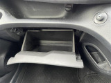 【グローブボックス】大容量のグローブボックスです!!車検証ケース他、日頃使う小物類の収納スペースもたくさんあります!