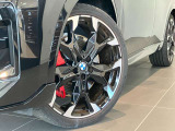 BMW純正アロイホイールはモデルやパッケージに合わせてデザインされています。洗練されたデザインで、足元の個性を引き立てます。