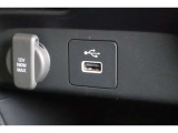 USBオーディオ用ソケットがついていますので携帯電話などを接続すれば音楽等の再生が可能です!充電用ソケットもございます!