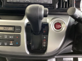 シンプルでとても使いやすいフロアシフトに、パーキングブレーキは、フットブレーキタイプです。