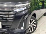 【LEDヘッドライト】悪天候や夜間走行時も良好な視界を確保し安心して運転できる高輝度LEDヘッドライトを装備!点灯速度が早く、消費電力も抑えられています。