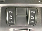 【両側スライドドア】駐車場で隣の車との間隔が狭く乗りにくい時、スライドドアなら安心!ドアオープン時も幅を取らず、開口部が広いので乗り降りがとっても簡単です。大きな荷物の出し入れも後席から可能♪