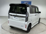 機動力を高める小回り性能。 細い路地に入る時やUターン時、車庫入れや縦列駐車時の取り回しがスムーズに行えます。