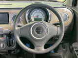 インテリアに合わせたデザインのステアリングは、運転される方のことも考え、運転しやすい形状、大きさです。是非一度、実際に触ってお確かめください。