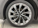 【タイヤ・ホイール】225/45R21の純正アルミタイヤになります。スタッドレスタイヤもこのサイズをお求め下さい。