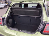 トランクの広さは、どうです、たくさんの荷物が積めますよ。トノカバー付き。荷室のプライバシーを守ってくれます。見た目もスッキリ、防犯性も高まります。