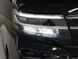 ハイビームで走行中、対向車を検知し操作することなく部分的に遮光する、ADB(アダプティブドライビングビーム)を装備。対向車に眩しい思いをさせることなく、ハイビームの視認性を確保します。