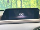 【10型マツダコネクト】車内の雰囲気にマッチした大型ディスプレイ。スマホ接続でのナビ使用やBluetooth再生等、様々な機能が楽しめます。直感的なダイヤル操作が可能で、使い勝手も良好です。
