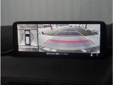 【360&deg;ビュー・モニター】専用カメラにより上から見下ろしたような視点で360度クルマの周囲を確認することができます。駐車が苦手な方でも縦列駐車や幅寄せ時に活躍してくれます。