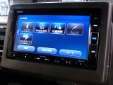 CD、DVD、Bluetooth、AM、FM、スマートフォン接続ができます。