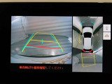 パノラミックビューモニター付きです。車両を上から見たような映像をモニター画面に表示。運転席からの目視では見にくい、車両周辺の状況をリアルタイムでしっかり確認できます。