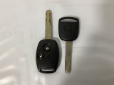 キーレスエントリー付きです。ドアの開け閉めの際に、ボタン操作でキーの差し込み不要です。通常のキーもスペアとして用意しております。