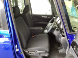 フロント広々、ベンチシートの運転席は、ハイトアジャスターが付いているので、快適にドライブができます。ハンドルはチルトステアリングで、ハンドル位置を上下に調節できます。
