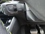 アクティブクルーズコントロールはレーダーが前方車を検知、設定速度より遅い車両が現れても、設定車間距離を保つためにエンブレとシフトダウンによって自動減速、車間距離が開けば、設定速度まで再加速します