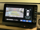 リバースギアに入れるだけで後方の表示へ切り替わります。夜間や雨の日の駐車も楽になりますよ。
