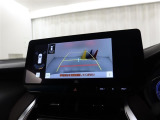パノラミックビューモニター付きです。車両を上から見たような映像をディスプレイオーディオ画面に表示。運転席からの目視だけでは見にくい、車両周辺の状況をリアルタイムでしっかり確認できます。