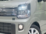 【LEDヘッドライト】悪天候や夜間走行時も良好な視界を確保し安心して運転できる高輝度LEDヘッドライトを装備!点灯速度が早く、消費電力も抑えられています。