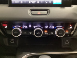 オートエアコンがついてます。左右独立で温度設定のできるデュアルオートエアコンです。パネル内のシートヒータースイッチは前席の左右別々に温度設定ができます。