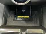 ワイヤレス充電器ついてます!スマートフォンを置くだけで充電可能。ケーブルをつなぐ煩わしさがありません。