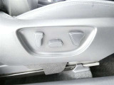運転席のシート調整を電動で調整できます。無段階調整なので、どなたにもピッタリの調整が可能です。