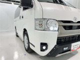 明るいライトが夜道を明るく照らしてくれます。 運転する上で、道路状況をいかに早く認識できるか重要なポイントです。 白色光が暗い道も明るく照らしてくれますよ。