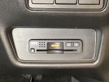 ハンドルの右下にETCがついています。高速道路の料金所の通過も楽々です!。 カードの取り出しもしやすい場所についています。