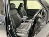 程よい硬さとホールド性が高くロングドライブも疲れにくいシートです。