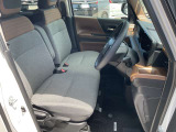 シートリフターは、運転席の座面を上下させて、体格に合わせて調整できる機能です。視界の確保やペダルの操作性、疲れにくさの向上に役に立ちます。