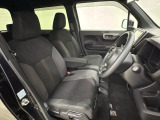 座面も厚みがあり背もたれも高く、広い足元にゆったり座れるシートです。運転席と助手席の間が空いている為、助手席側への移動がスムーズです。交通量の多い道でも助手席側から乗り降りができます。